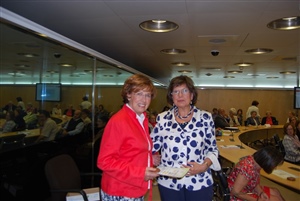 María Luisa Tejerina entrega la Medalla a Irma Gutierrez